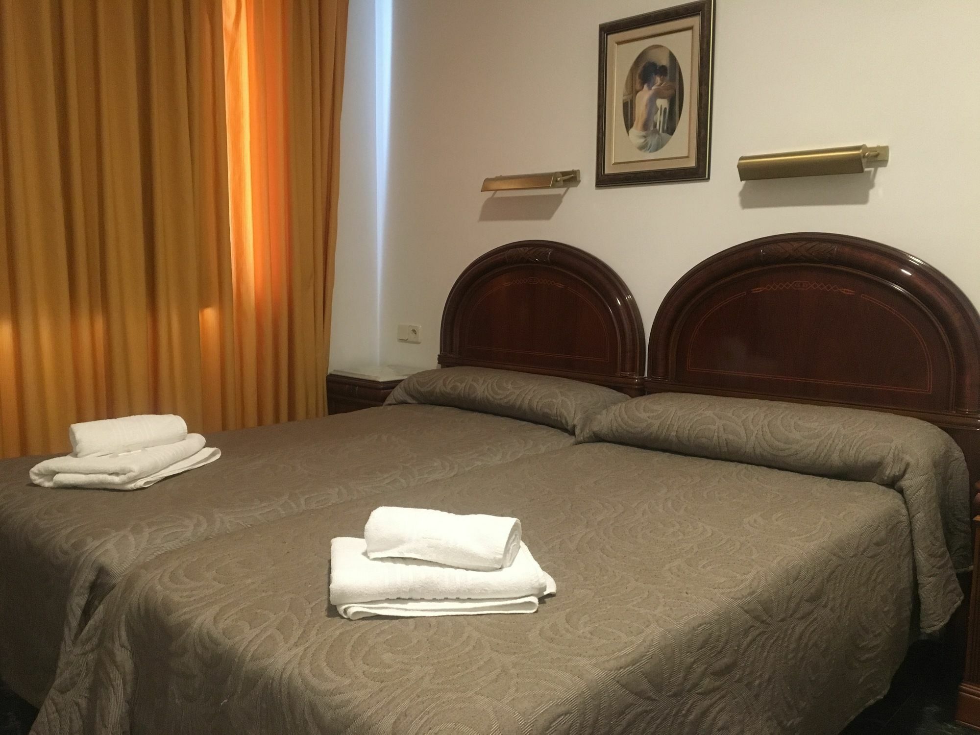 Hostal Conchita Legazpi Madrid Exterior photo